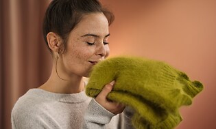 Philips Steamer 7000: Glad kvinde dufter til en trøje