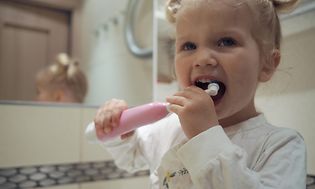 Guide: Find den rigtige elektriske tandbørste til dit barn | Elgiganten
