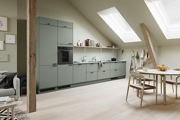 Lysegrønt EPOQ Trend-køkken med hvid marmor bordplade, stålvask, kogeplade med indbygget enhætte og svævehylde