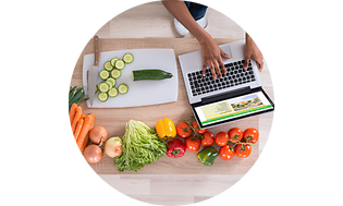 Bærbar computer på et bord med grøntsager