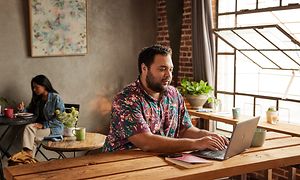 Google - Chromebook - En mand på en café arbejder på sin HP Chromebook