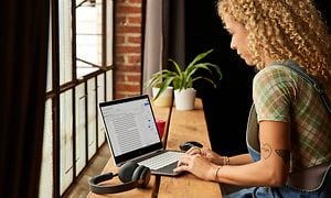 Google - Chromebook - En kvinde arbejder på sin  HP 2in1 Chromebook