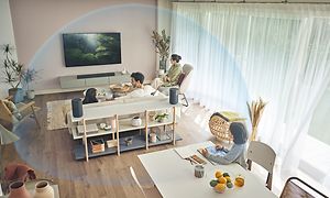 Billede af Sony HT-A3000 Soundbar med lyd der stammer fra bagenheder, i stue omgivet af personer og møbler