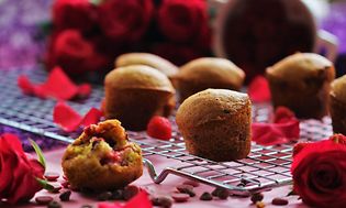 Billede af muffins ved siden af roser