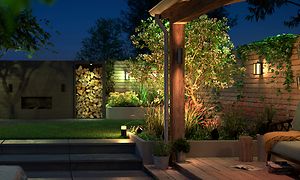Have og terrasse med ophængt udendørsbelysning