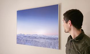 Elgiganten-kunden Jonas Karlsen beundrer print af billede taget med en Samsung Galaxy S23 Ultra