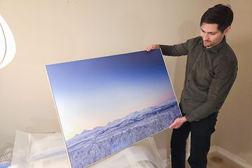 Elgiganten-kunden Jonas Karlsen præsenterer print af billede taget med en Samsung Galaxy S23 Ultra
