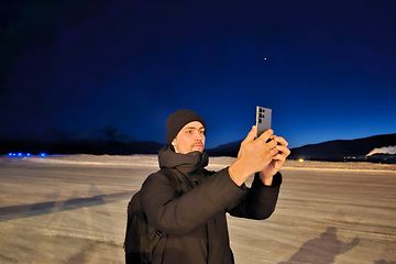 Samsung Galaxy S23 Ultra i hænderne på Elgiganten-kunden Jonas Karlsen, der tager et billede om natten