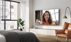 QLED770 TV vægmonteret i stue med Google Duo i brug