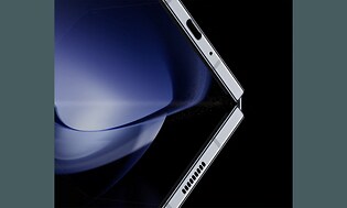 Næsten helt udfoldet Samsung Galaxy Z Fold5 på en sort og lilla baggrund