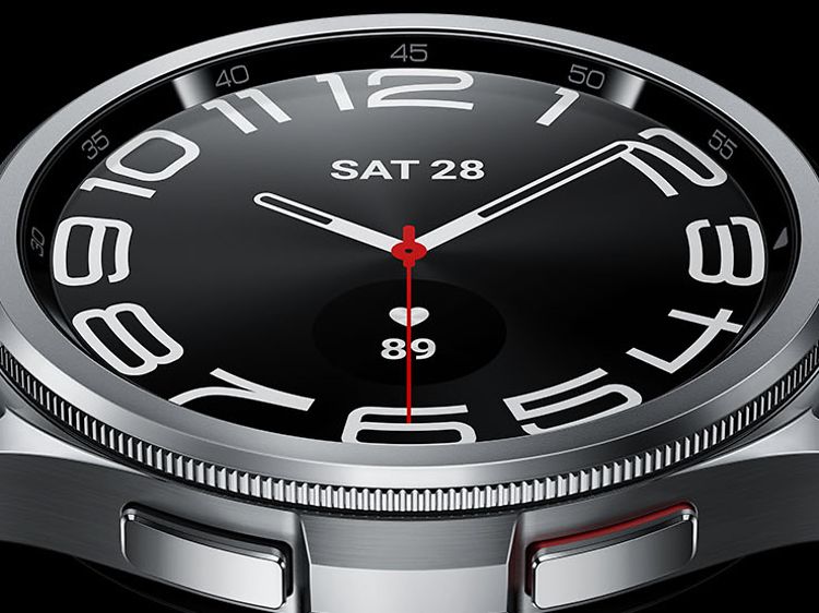 Close up af et Galaxy Watch6 Classic på sort baggrund