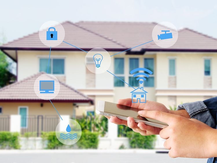 Et billede af et smart home-system der bliver styret at en person en app