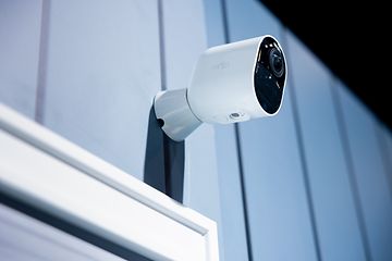 Overvågningskamera på husvæg udendørs