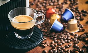 Kaffekop med espresso og kapsler