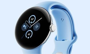 Nærbillede af et blåt Google Pixel Watch 2