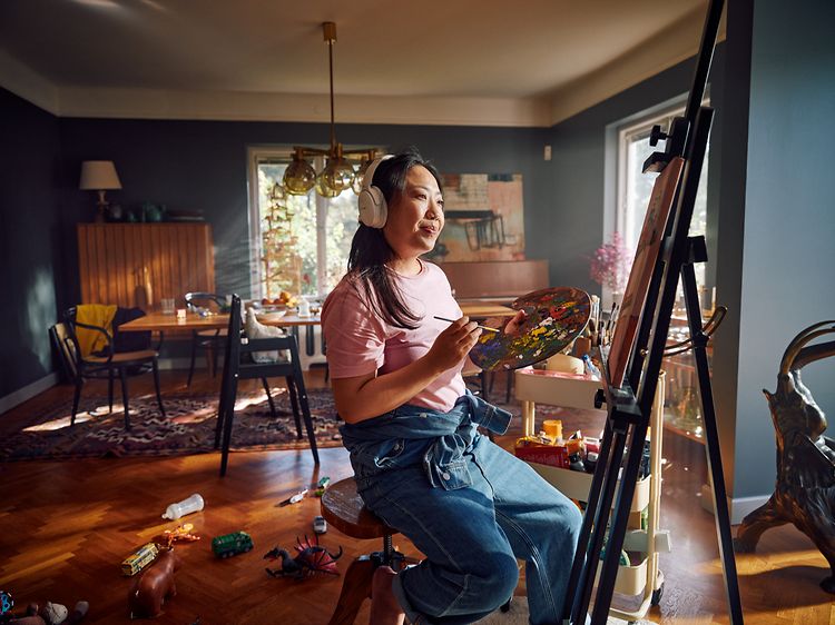 Kvinde i en stue maler et maleri
