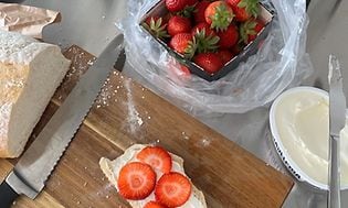 Mig-tid - jordbær og brød og et skærebræt set oppefra