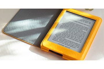 Kobo e-bogslæser med gult etui på et bord