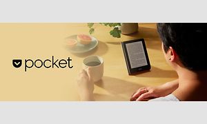 Kvinde sidder ved et bord med en kop kaffe og en Kobo e-bogslæser og teksten pocket