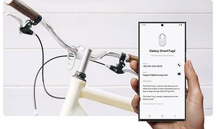 Samsung SmartTag2 Bluetooth tracker på en cykel og håndholdt smartphone med app til at lokalisere trackeren
