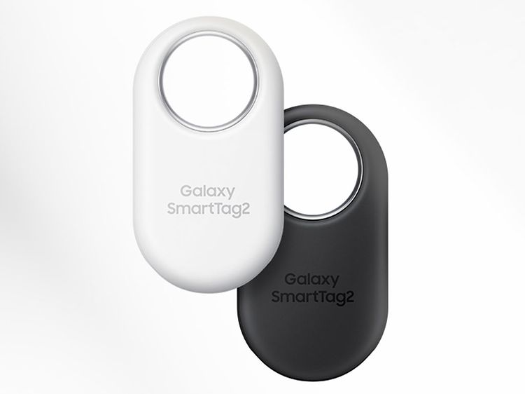 Sort og hvid Samsung SmartTag2 Bluetooth trackere på en hvid baggrund