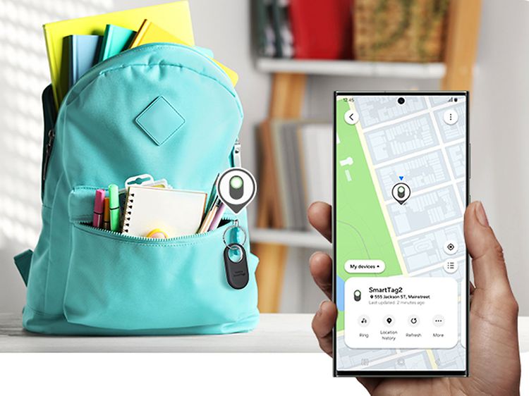Sort Samsung SmartTag2 Bluetooth tracker på en bagtaske og en håndholdt smartphone med app til at finde trackeren