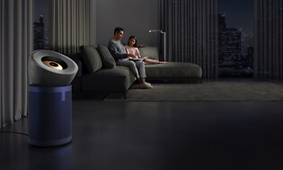 Dyson Purifier Big+Quiet Formaldehyde i en stor stue, med et par i baggrunden