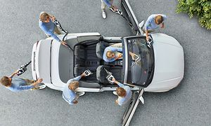 Mand rengør bilen indvendigt med Bosch ledningsfri støvsuger