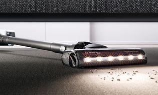 Ledningsfri Bosch støvsuger fjerner krummer under en sofa