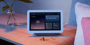 Google Nest Hub på sengebord i soveværelse