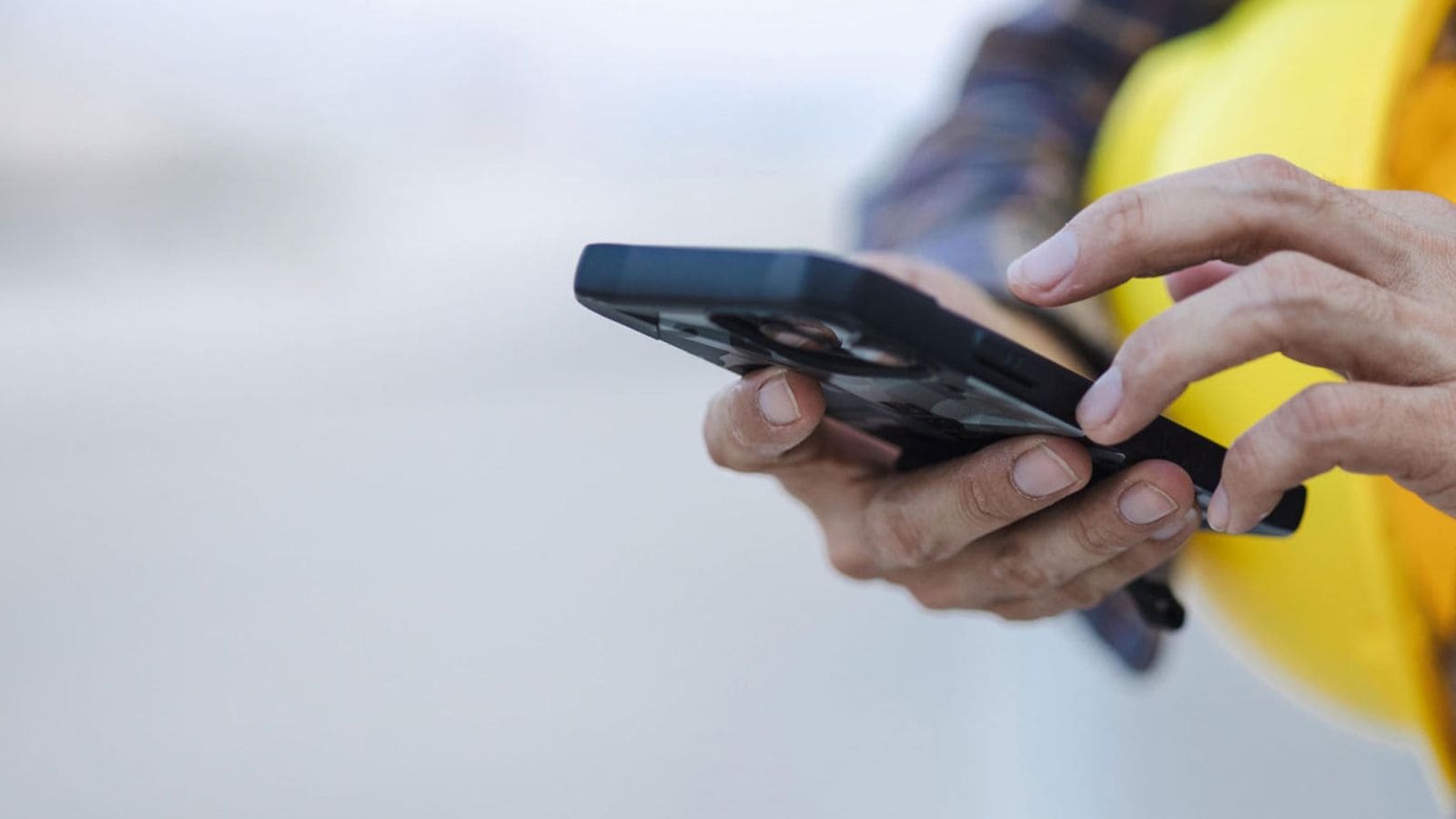 Tough phones - B2B - Person holder en telefon i hænderne