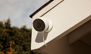 Google nest overvågningskamera på et hus