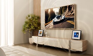 To Music Frames på begge sider af et Samsung TV