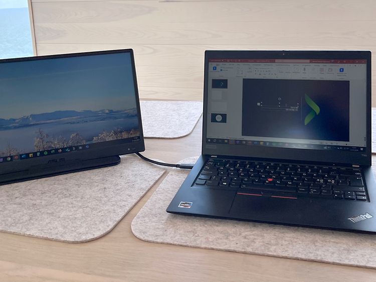 PC og bærbar PC-skærm på et skrivebord