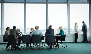 Elgiganten leverer møderumsløsninger: Stort mødelokale med mødedeltagere