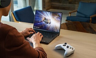 Dreng der gamer på AMD Ryzen™ AI og Windows 11 bærbar computer
