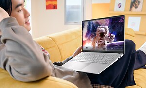 Mand på sofa med Asus Vivobook S 15 i skødet