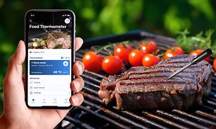 Trådløst stegetermometer fra Bosch sidder i en bøf på grill
