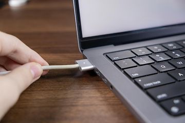 MagSafe opladerkabel tilsluttet en MacBook