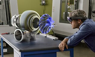 Mand der bruger augmented reality briller