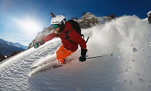 mand på alpinski står på ski med sit gopro monteret på sin hjelm