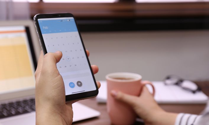 Smartphone med kalender på skærmen